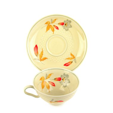 Beyaz arka planda izole edilmiş klasik porselen bardak ve çay tabağı..