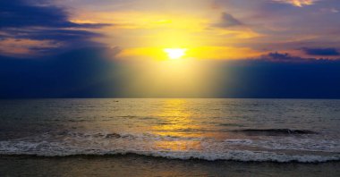 Deniz ve parlak günbatımı. Konsept - tatil ve seyahat. Geniş resim.