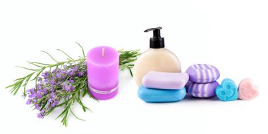 Beyaz arka planda lavanta özlü sabun ve kokulu mumlar. Metin için boş alan. Geniş resim.