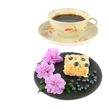 Yabanmersinli kremalı pasta ve beyaz arka planda izole edilmiş bir fincan kahve. Kolaj. Metin için boş alan.