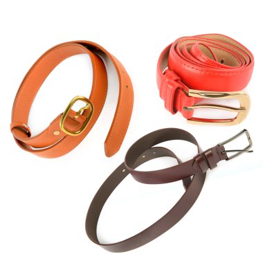 Beyaz arka planda izole edilmiş metal tokalı kırmızı kemer. Kolaj.