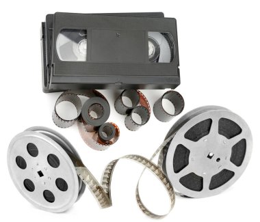 Beyaz arka planda izole edilmiş film şeridi, filmler ve video kasetler. Kolaj.