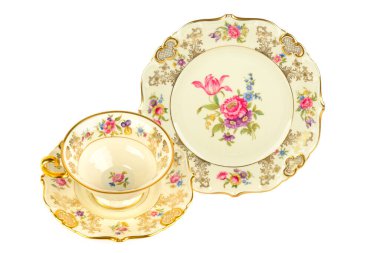 Geleneksel meissen buketli klasik porselen tabak ve beyaz arka planda izole edilmiş klasik porselen bardak..