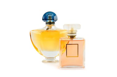 Beyaz arka planda izole edilmiş şişelerdeki lüks parfüm..