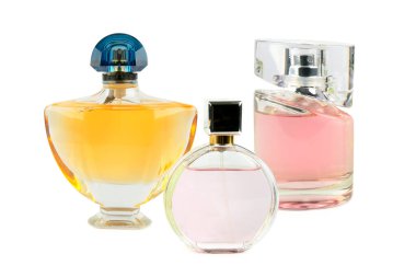 Beyaz arka planda izole edilmiş şişelerdeki lüks parfüm..