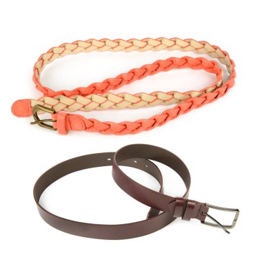 Beyaz arka planda izole edilmiş zarif deri kemerler. Kolaj.