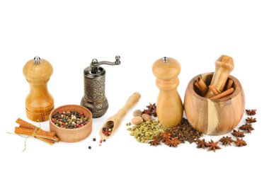 Havan topu, tokmak ve baharat seti beyaz arka planda izole edildi. Metin için boş alan. Kolaj.