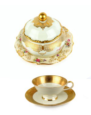 Beyaz arka planda izole edilmiş klasik porselen şeker kasesi, fincan ve fincan tabağı. Kolaj. Dikey fotoğraf.