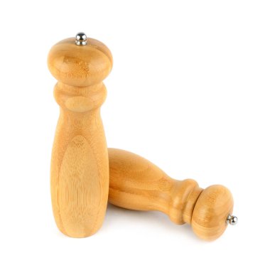 Tahta tuzluk ve karabiber değirmeni beyaz arka planda izole edilmiş. Metin için boş alan.