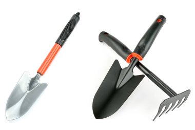 Beyaz arka planda izole edilmiş bahçe aletleri (tırmık ve kürek). Kolaj.