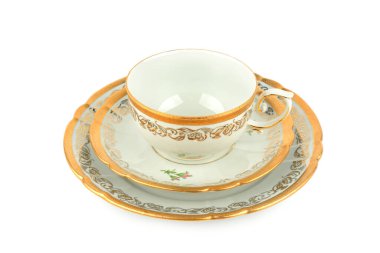 Porselen bardak ve çay tabağı beyaz arka planda izole edilmiş. Klasik Bavyera teaware.