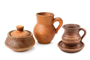 Seramik kap, sürahi ve çay tabağı beyaz arka planda izole edilmiş. Kolaj.