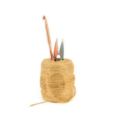 Kenevir ipi topu, örgü kancası ve makas beyaz arka planda izole edilmiş..