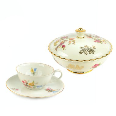 Beyaz arka planda izole edilmiş klasik porselen şeker kasesi, fincan ve fincan tabağı. Kolaj. Metin için boş alan.