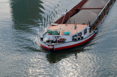 Bir yük mavnası nehirde yüzüyor..