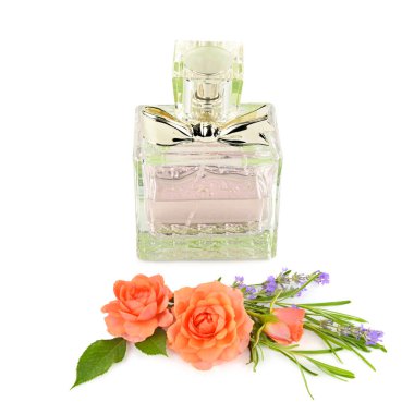 Beyaz arka planda izole edilmiş parfüm şişesi ve çiçek buketi. Kolaj.