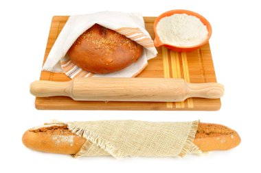 Taze pişmiş baget, ekmek, un ve beyaz arka planda izole edilmiş merdane. Kolaj.