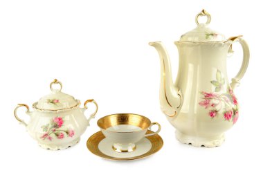 Zarif klasik porselen kahve demliği, porselen şeker kasesi, porselen bardak ve beyaz arka planda izole edilmiş çay tabakları. Metin için boş alan.