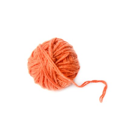 Terracotta ipliği topu beyaz arkaplanda izole edilmiş..