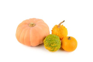 Beyaz arkaplanda kabaklar izole edilmiş.