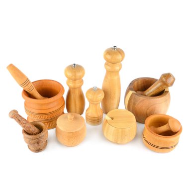 Beyaz arka planda izole edilmiş ahşap havan topları ve pedallar. Metin için boş alan.