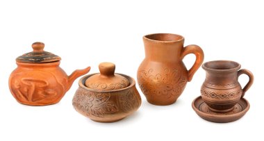 Seramik kap, sürahi ve çay tabağı beyaz arka planda izole edilmiş. Kolaj. Metin için boş alan. Geniş resim.