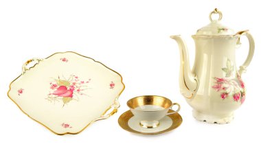 Porselen kahve demliği, tepsi porseleni ve beyaz arka planda izole edilmiş klasik porselen bardak. Kolaj. Metin için boş alan. Geniş resim.