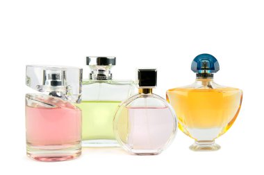 Beyaz arka plan üzerinde izole parfüm şişesi kümesi