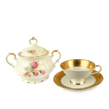 Porselen bardak ve şeker kasesi porseleni beyaz arka planda izole edilmiş. Klasik Bavyera tebligatı. Metin için boş alan. Kolaj.