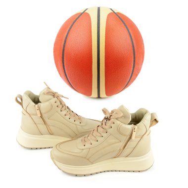 Basketbol topu ve beyaz arka planda izole edilmiş bir çift spor ayakkabı. Kolaj.