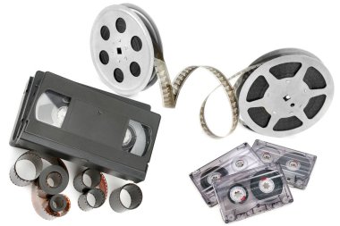 Beyaz arka planda izole edilmiş film şeritleri, ses kasetleri, filmler ve video kasetler. Kolaj.