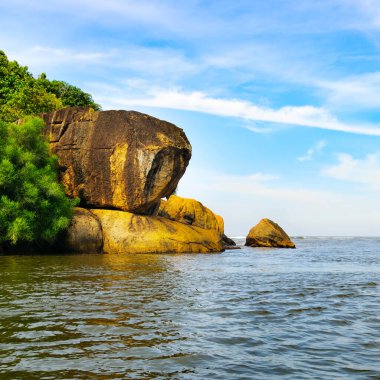 Beruwala, Sri Lanka 'da deniz, kaya oluşumu ve kaya oluşumu. Konsept - tatil ve seyahat.