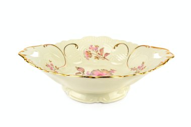 Beyaz arka planda izole edilmiş klasik porselen kase.