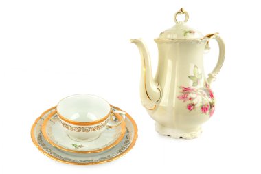 Zarif klasik porselen kahve demliği, porselen bardak ve beyaz arka planda izole edilmiş çay tabakları. Kolaj. Metin için boş alan.