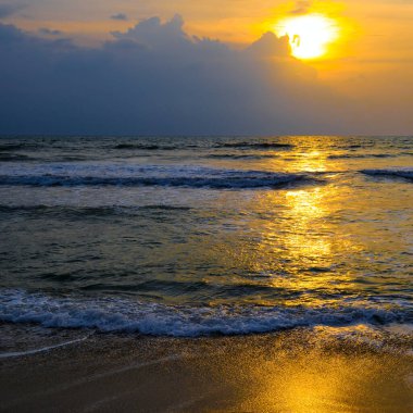 Deniz ve parlak günbatımı. Konsept - tatil ve seyahat.