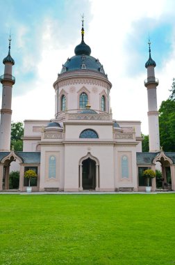 Güneşli yaz gününde Almanya 'daki Schwetzingen Sarayı' ndaki pembe camii. Dikey fotoğraf.