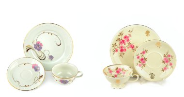 Porselen bardak ve çay tabağı beyaz arka planda izole edilmiş. Metin için boş yer var. Kolaj. Geniş resim.