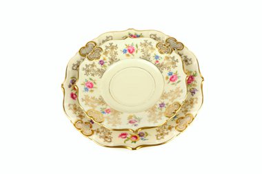 Beyaz arka planda izole edilmiş altın kenarlı alışılmadık şekilli vintage plakalar..