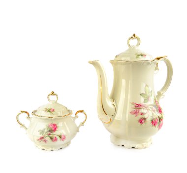 Porselen kahve demliği ve şeker kasesi beyaz arka planda izole edilmiş..