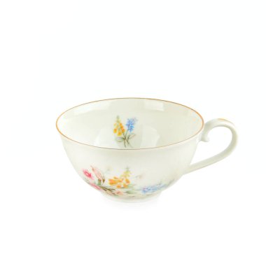 Beyaz arkaplanda izole edilmiş porselen bir bardak..