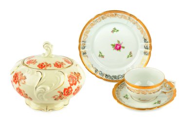 Beyaz arka planda izole edilmiş klasik porselen şeker kasesi, fincan ve fincan tabağı. Kolaj.