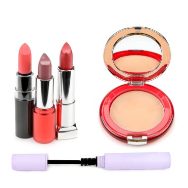 Kompakt pudra, ruj ve maskara beyaz arka planda izole edilmiş. Kolaj. Metin için boş alan.