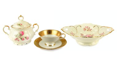 Beyaz arka planda izole edilmiş klasik porselen şeker kasesi, fincan ve fincan tabağı. Kolaj. Geniş resim. Metin için boş alan.