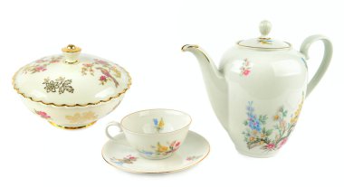 Zarif klasik porselen kahve demliği, antika şeker kasesi, porselen bardak ve beyaz arka planda izole edilmiş çay tabakları. Kolaj.