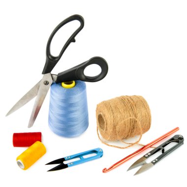 Kenevir ipi topu, örgü kancası ve beyaz arka planda izole edilmiş makas. Kolaj. Metin için boş alan.