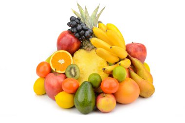 Bir ananas, muz, üzüm ve narenciye de dahil olmak üzere geniş ve canlı bir meyve çeşidi renkli bir tümsekte yığılmıştır. Bu izole görüntü sağlıklı beslenme, sağlıklı beslenme ve taze gıda kavramlarını göstermek için mükemmeldir..