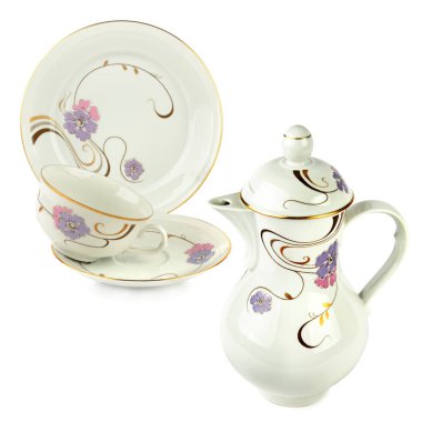 Zarif bir porselen kahve demliği ve çay fincanı ile çiçek desenli çay tabağı temiz beyaz bir arkaplanda düzenlenmiştir. Bu resim lüks, ev dekorasyonu ve gurme yemek temaları için idealdir..