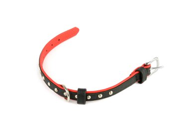 Beyaz arka planda izole edilmiş metal çivili siyah ve kırmızı bir tasma. Bu temiz ve basit ürün çekimi evcil hayvan bakımı ve aksesuar temaları için mükemmel..