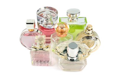 Farklı şekillerde, renklerde ve tasarımlarda, temiz beyaz bir arkaplanda izole edilmiş çeşitli cam parfüm şişelerinin canlı ve renkli bir koleksiyonu. Bu görüntü güzelliği, lüksü ve parfümü sergilemek için mükemmel..