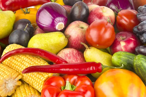 Renkli ve çeşitli taze meyve ve sebze çeşitleri. Bu görüntü sağlıklı beslenme, sağlık ve doğal üretim temaları için mükemmeldir..